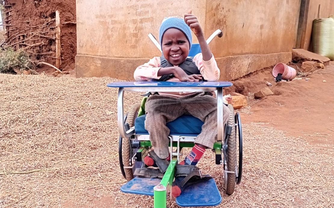 휠체어 지원받은 아동